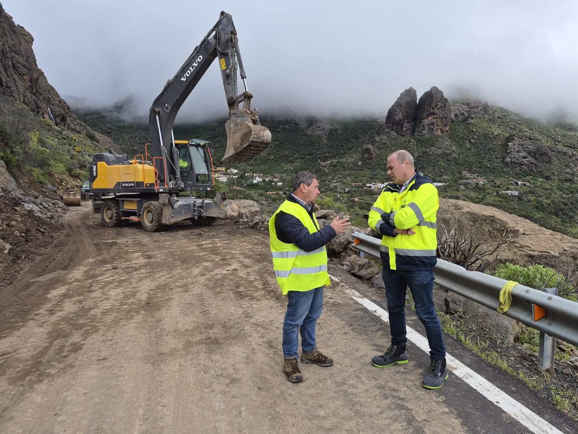 El vicepresidente del Cabildo de Gran Canaria, Augusto Hidalgo, este lunes en las carreteras más afectadas de la cumbre, con el alcalde de Tejeda, Juan Francisco Perera.