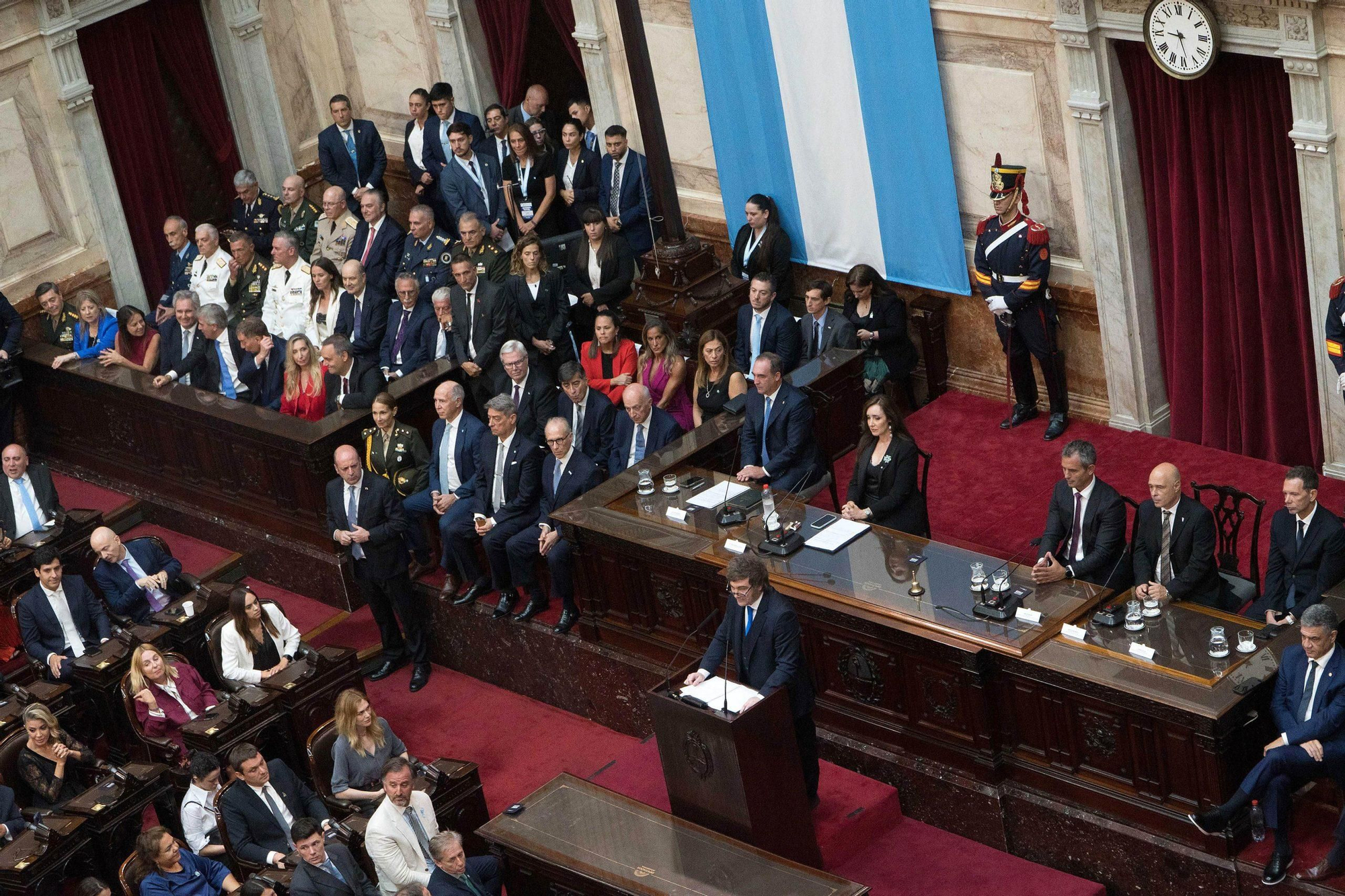 Milei en el estrado principal de la Cámara de Diputados, este domingo en la Asamblea Legislativa.