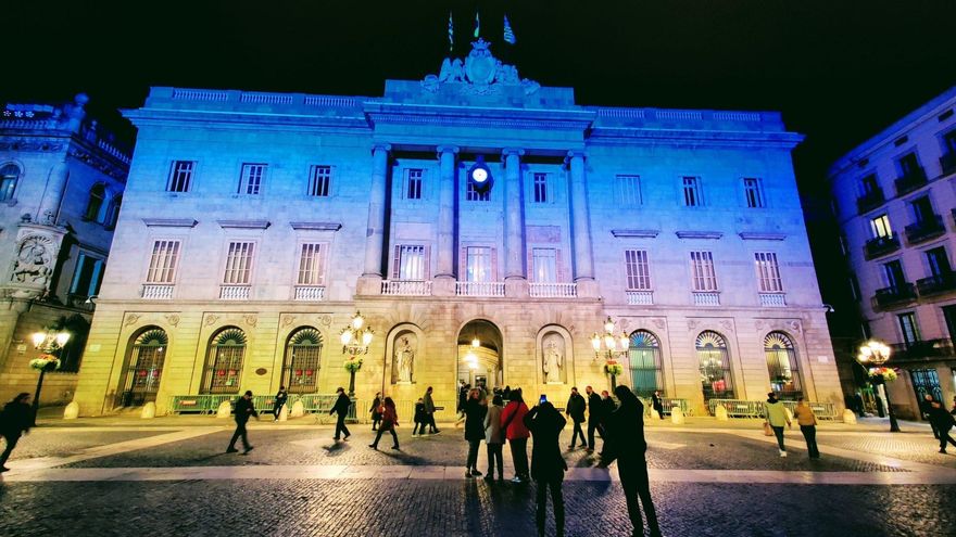 Fachada del Ayuntamiento de Barcelona iluminada con el azul y el amarillo de la bandera de Ucrania.