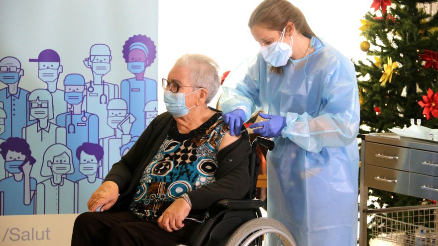 Josefa Pérez, primera catalana en recibir la vacuna de la Covid-19