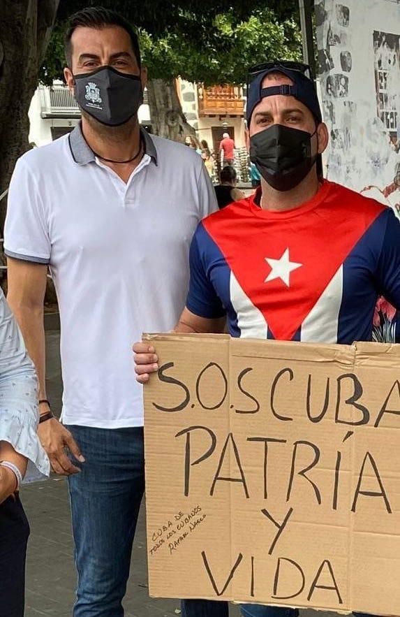 Manuel Perera con un cubano en un acto reivindicativo.