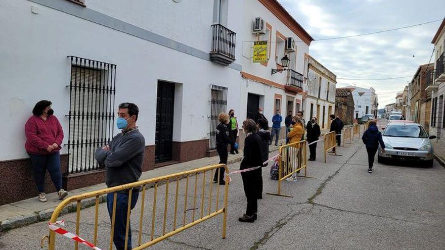 Vecinos de Salvatierra de los Barros (Badajoz) participan en el cribado masivo