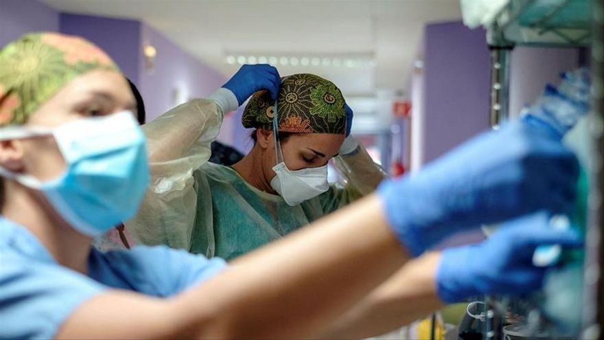 La crisis se agudiza en el Hospital Insular: los médicos recogen firmas para pedir la destitución del equipo directivo