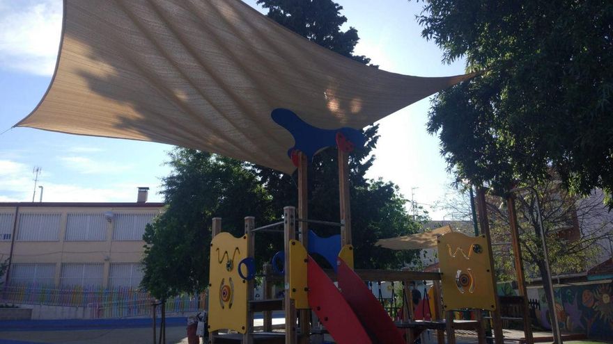 Uno de los toldos colocados por la AFA del Lope de Vega que la Junta de Carabanchel ha hecho retirar