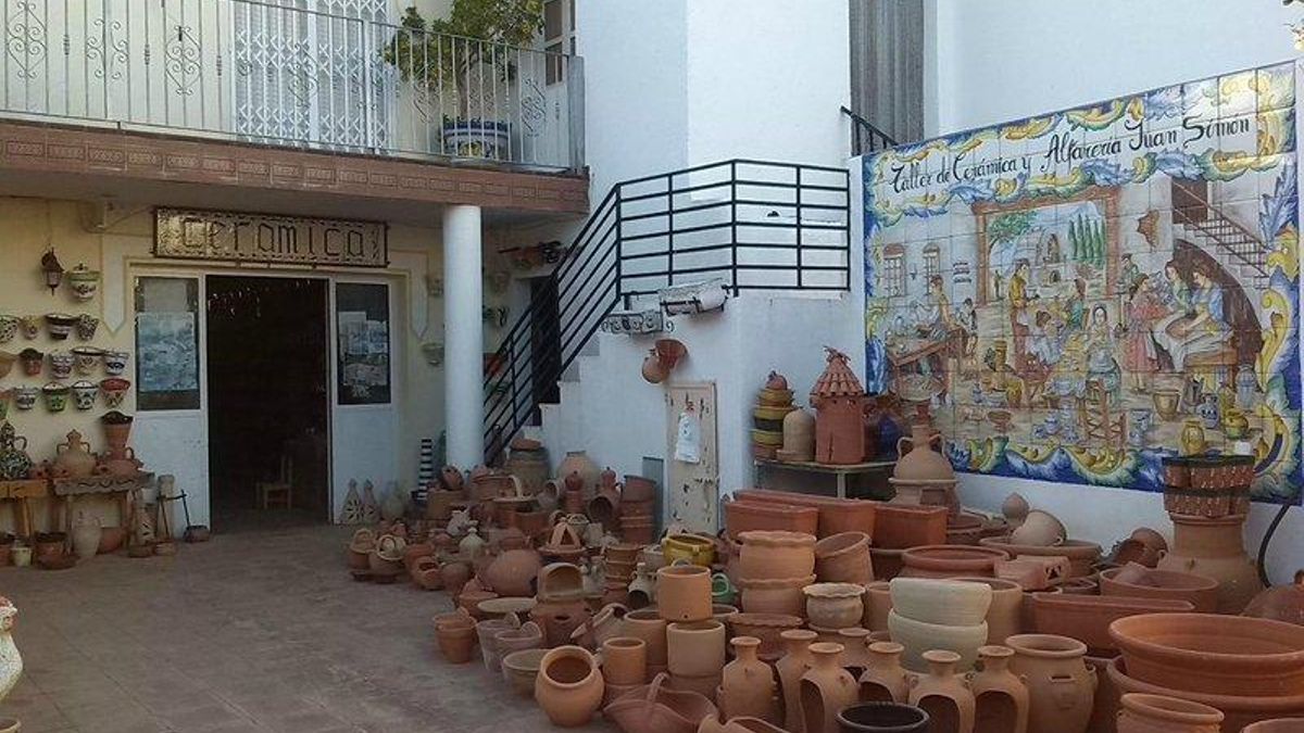 Se puede entrar libremente en los talleres para ver a los artesanos trabajando en sus respectivos tornos de mano y seguir el proceso completo de una pieza, desde que es una masa de barro hasta que sale cocida