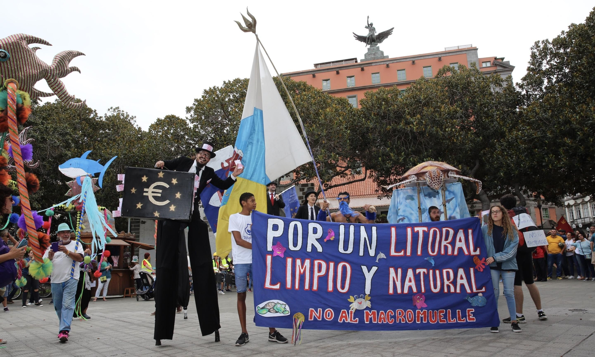 Grupos de manifestantes sostienenen pancartas contra la ampliación del muelle de Agaete.