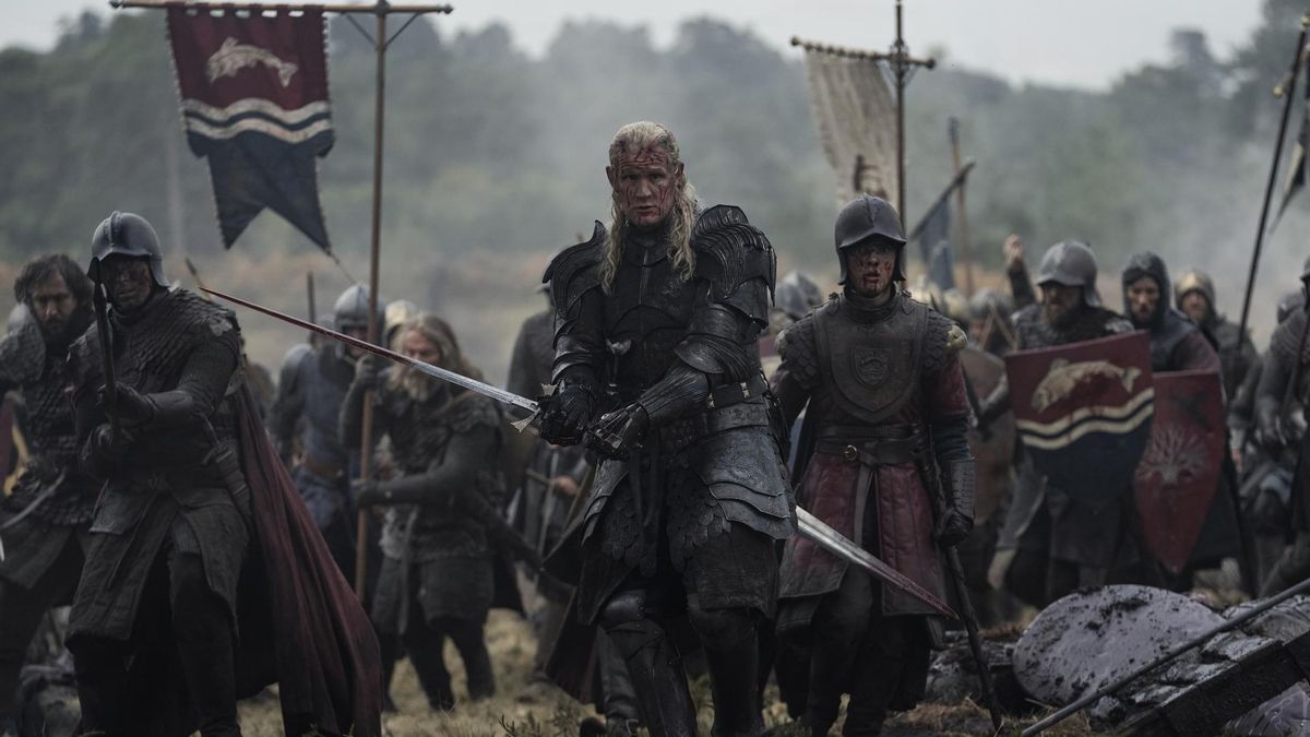 Daemon Targaryen, acompañado por Lord Oscar Tully y las tropas de la Tierra de los Ríos, en el primer episodio de la temporada 3 de 'La casa del dragón'