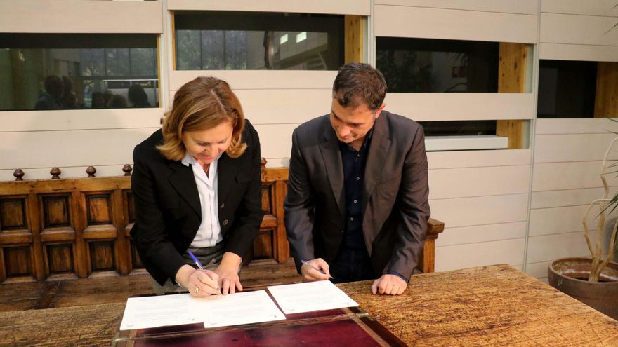 Firma del acuerdo entre la Junta y el Ayuntamiento de Cogolludo (Guadalajara) para la custodia de valiosos documentos de los siglos XIII y XIV