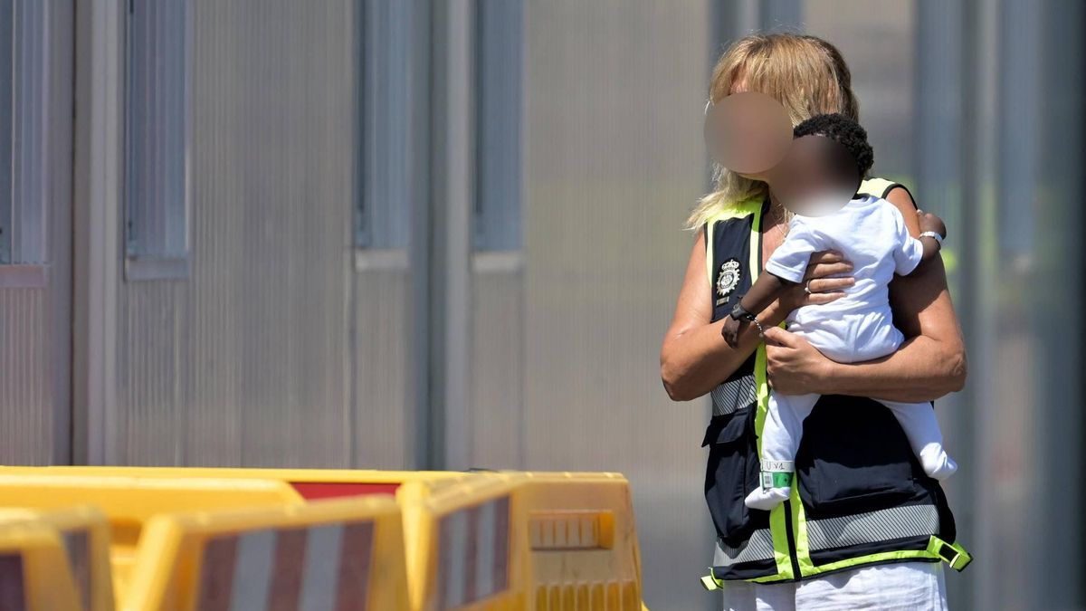 Varios menores, entre ellos un bebé de ocho meses, rescatados de un cayuco con más de 50 personas cerca de El Hierro