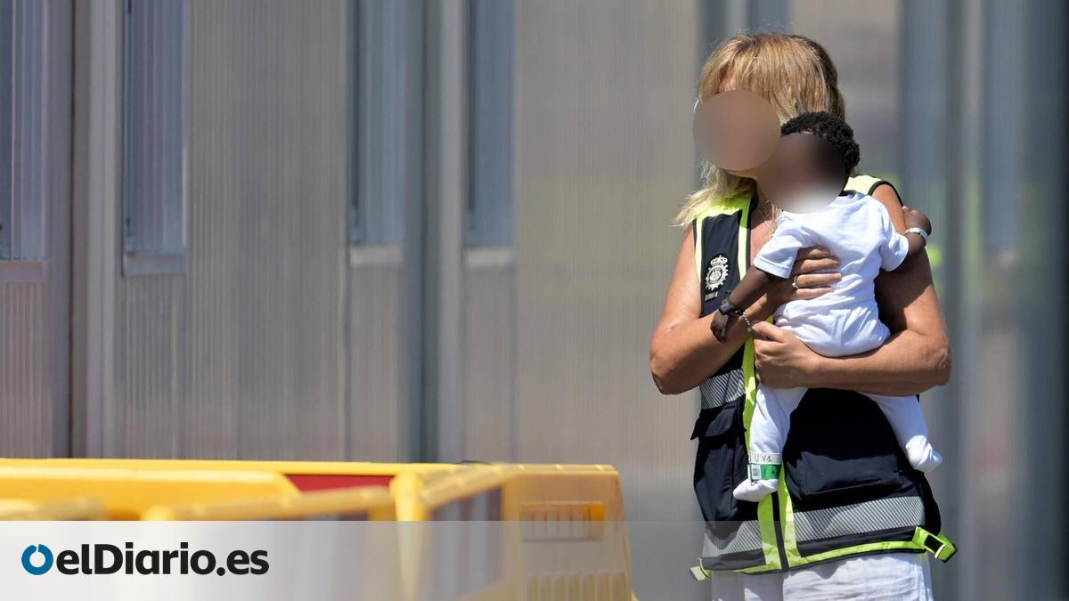 Varios menores, entre ellos un bebé de ocho meses, rescatados de un cayuco con más de 50 personas cerca de El Hierro