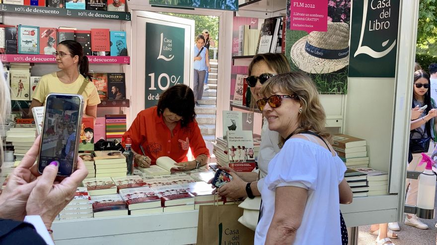 Rosa Montero dedicándole el libro a Neli y sus amigas