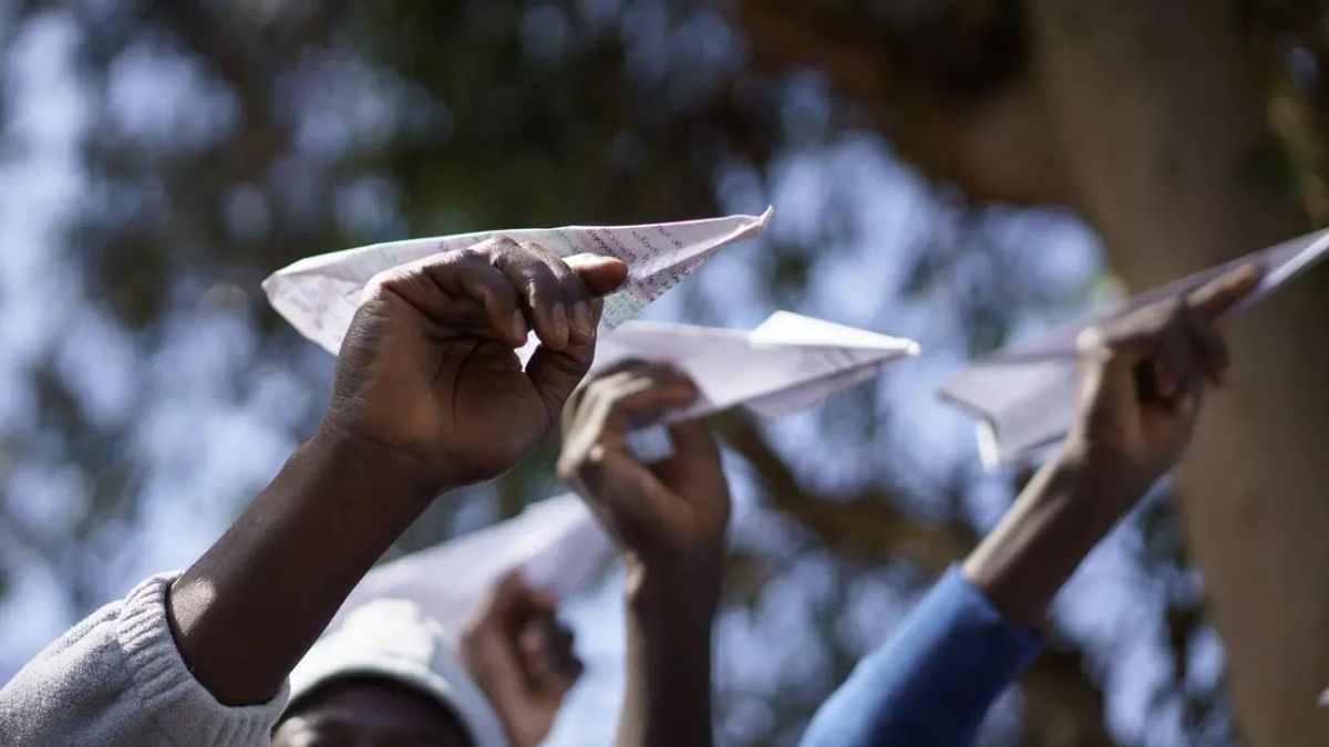 Imagen de archivo de migrantes lanzando aviones de papel en Tenerife para pedir que se les deje continuar con su proyecto migratorio.