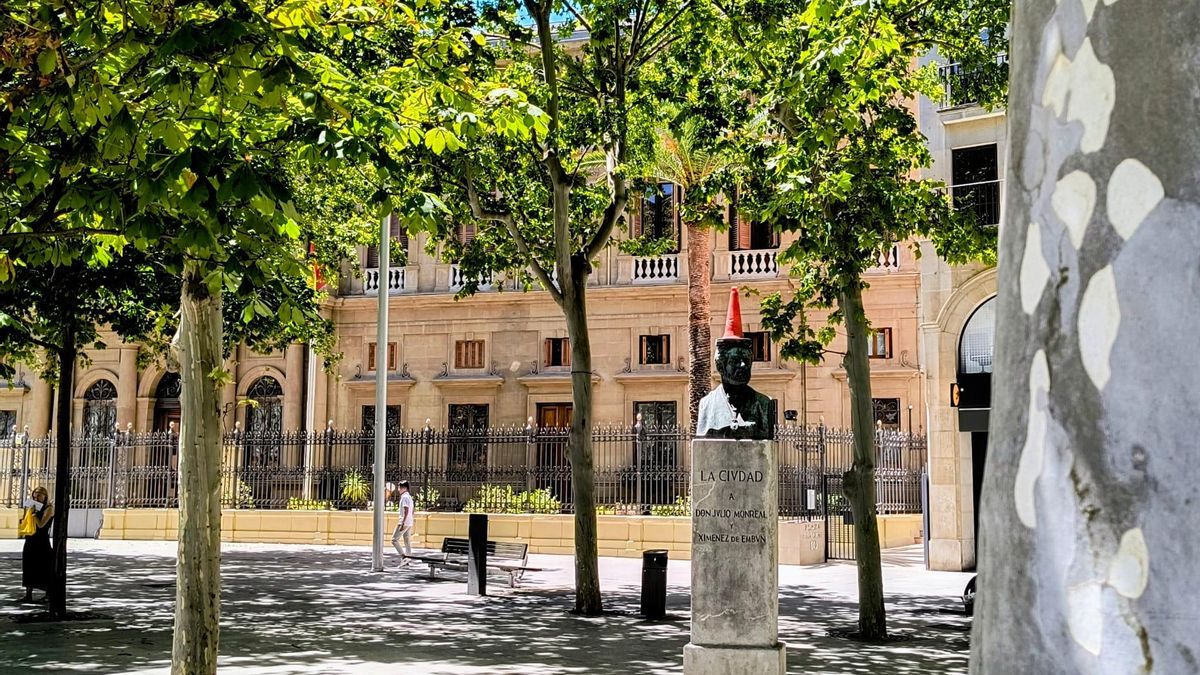 Plaza Aragón, estatua con pirulo de tráfico.