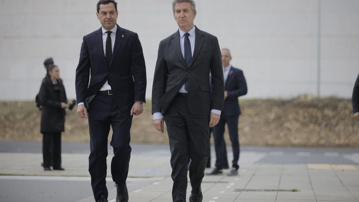 El presidente de la Junta de Andalucía, Juanma Moreno, junto a Alberto Núñez Feijóo, líder del PP, a la entrada del Palacio de Deportes Carolina Marín.