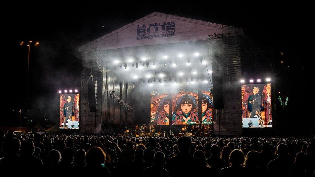 Más de 8.000 personas disfrutaron este sábado en el recinto central de Santa Cruz de La Palma del "vibrante directo" del artista mexicano Alejandro Fernández , quien por primera vez en Europa compartió escenario con su hijo Alex Fernández.