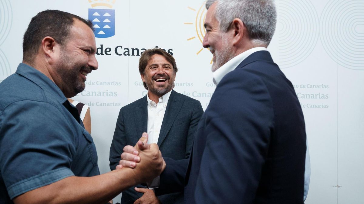 El presidente de Canarias, Fernando Clavijo, saluda al secretario general de la FESMC-UGT de Tenerife, José Tomás Ramos García, en presencia del presidente de Ashotel, Jorge Marichal, tras el acuerdo salarial para evitar la huelga en el sector turístico