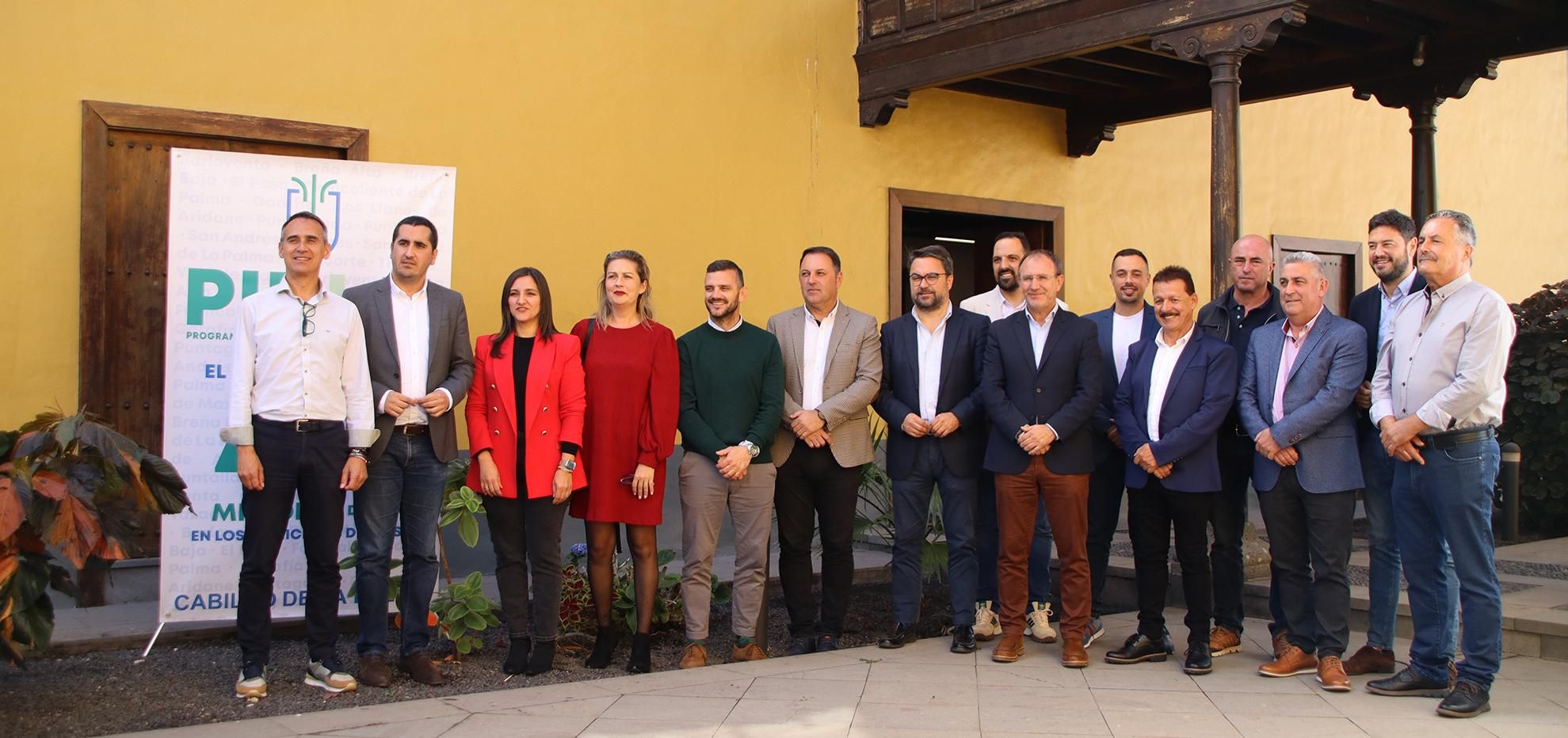 Sergio Rodríguez junto a los alcaldes y alcaldesa de La Palma.