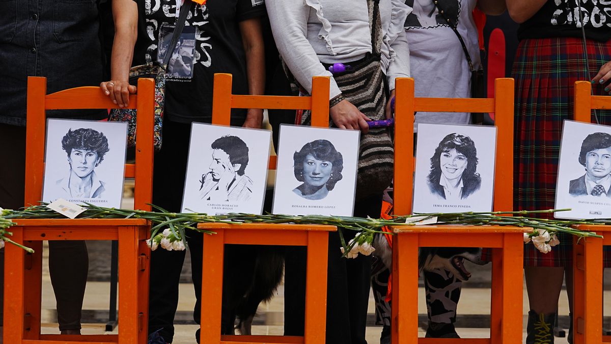 Retratos de las víctimas de la masacre del 6 de noviembre de 1985 en un acto de recuerdo con motivo del 39º aniversario en 2024.