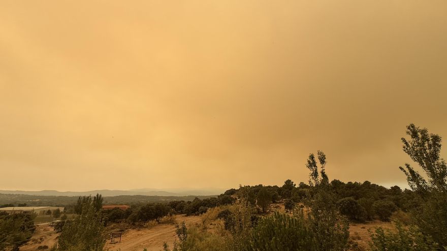 Vista de la humareda del incendio en la localidad de Sotillo de la Adrada (Ávila), este sábado, donde han sido desalojadas 5.000 personas.