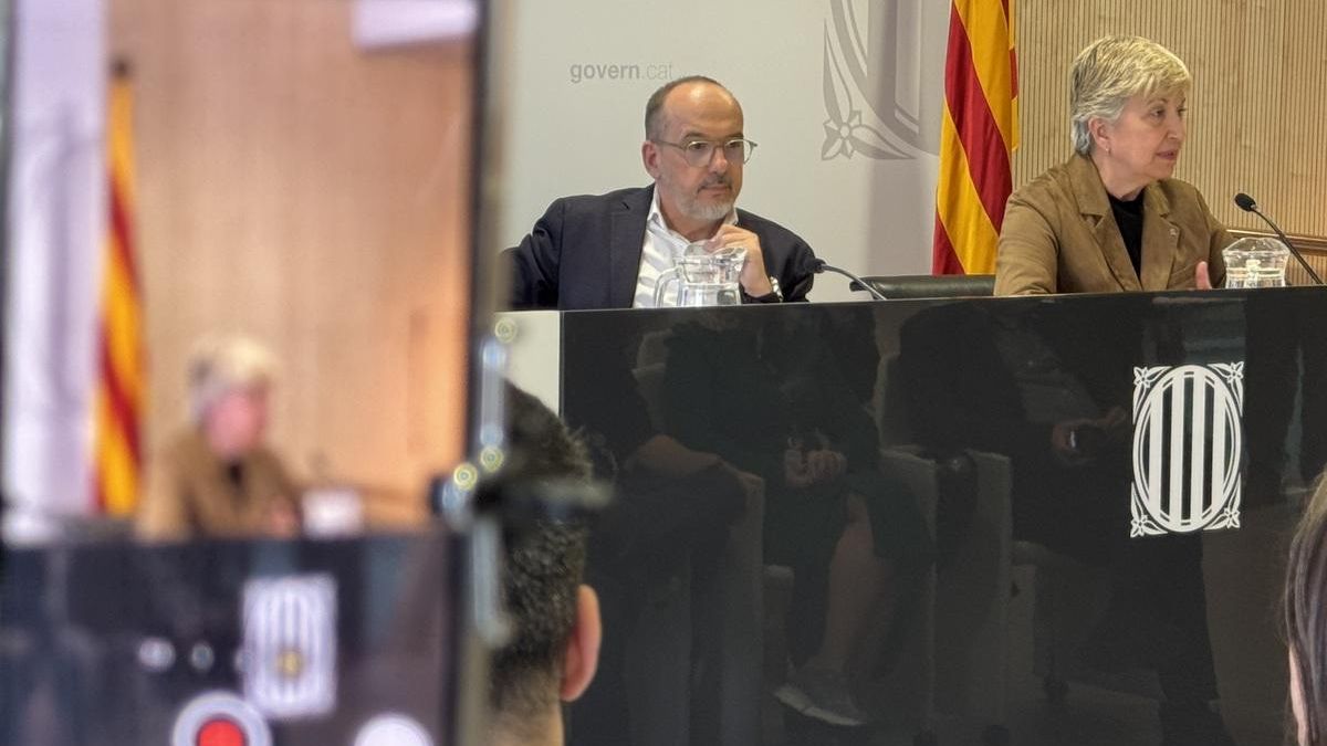 El conseller Campuzano i la directora general de l'Autonomia Personal i la Discapacitat, Marta Segura i Bonet, durant la presentació del 'web'