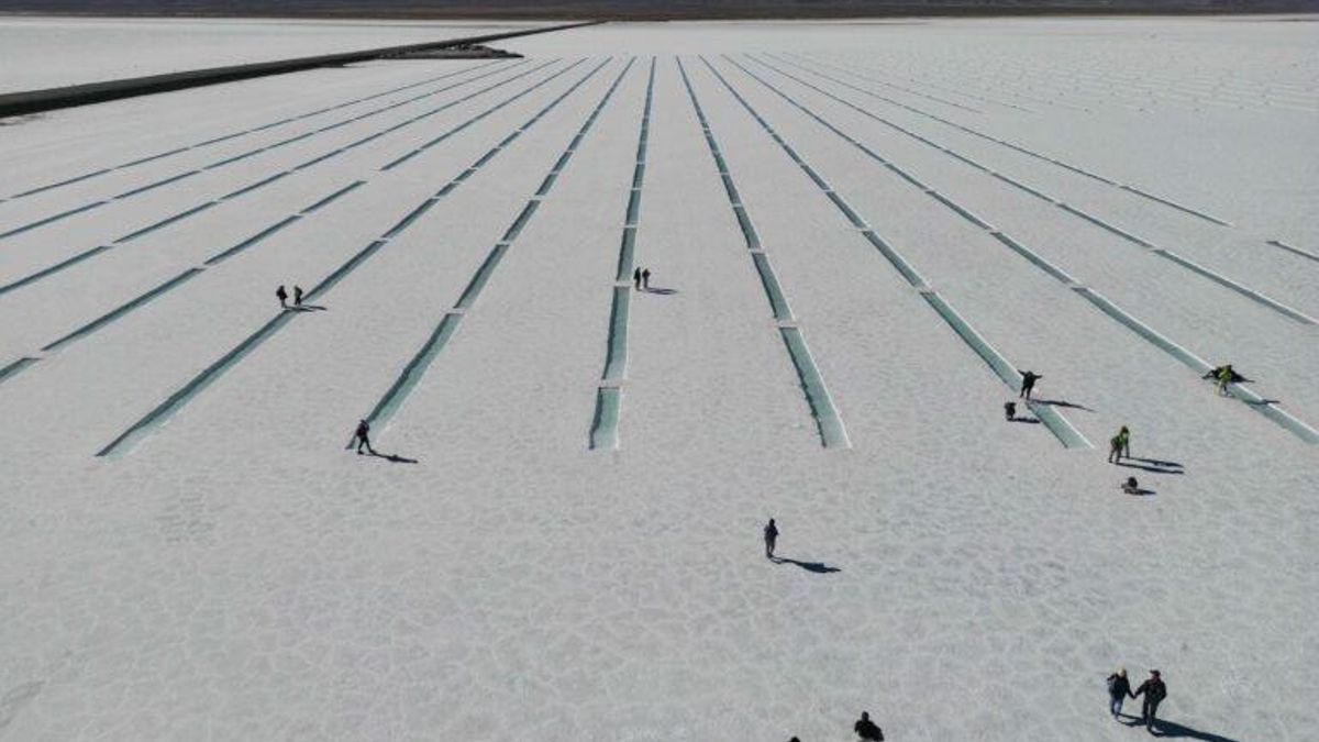Turistas se reúnen en las Salinas Grandes de Jujuy, Argentina, el martes 25 de abril de 2023. El salar genera ingresos gracias al turismo y la extracción artesanal de sal. Es codiciado por mineras de litio. Foto: AP/Rodrigo Abd