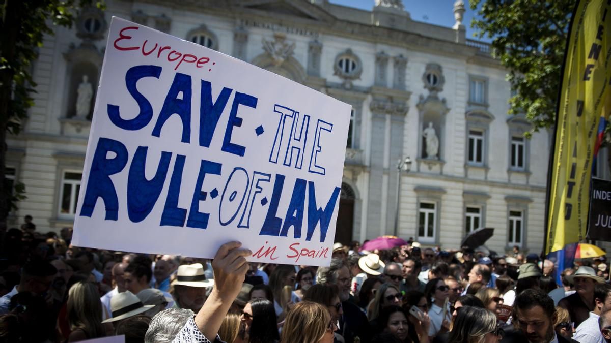 Decenas de personas durante una concentración de jueces y fiscales frente al Tribunal Supremo, a 28 de junio de 2025, en Madrid (España).