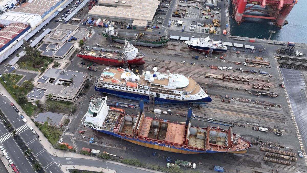 Varios de los yates de lujo en reparación en el Puerto de Las Palmas.