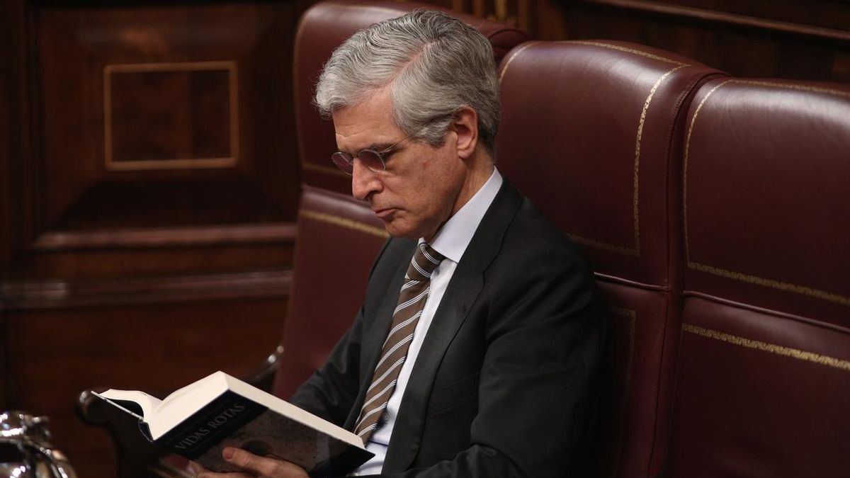 Adolfo Suárez Illana rompe la disciplina de grupo y vota en contra de quitar las medallas a 'Billy el Niño'