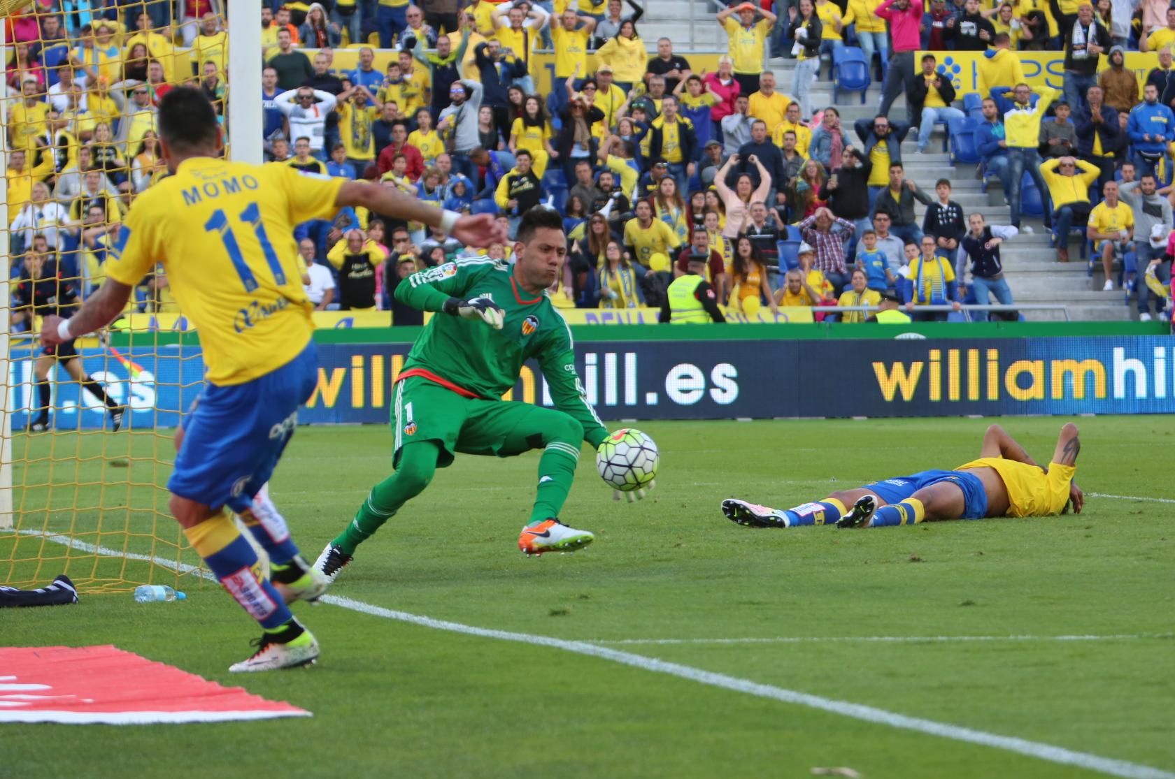 Partido entre la UD Las Palmas y el Valencia CF en el Estadio de Gran Canaria. (Alejandro Ramos).