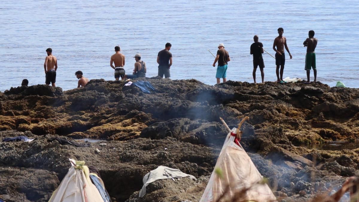 Migrantes en la playa de El Trampolín de Ceuta didas