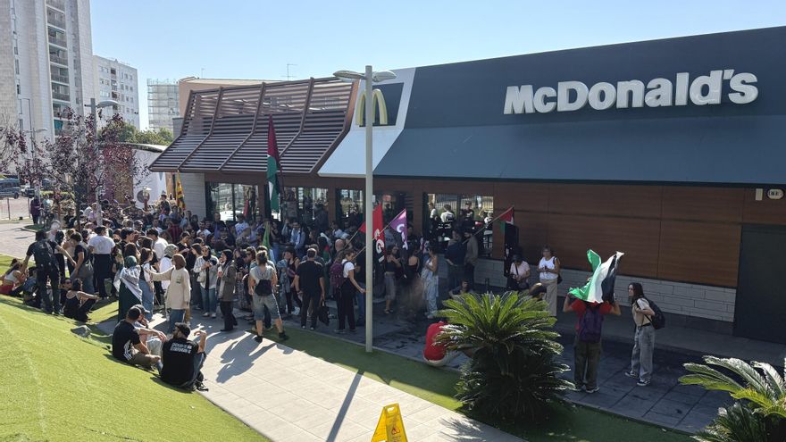 El McDonald's de Mataró, ocupado por manifestantes