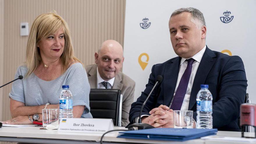 La entonces Directora de Relaciones Institucionales y Filatelia, Leire Díez Castro y el Consejero Diplomático del Presidente de Ucrania, Igor Zhovka, durante la presentación de un sello dedicado a Ucrania, en 2022