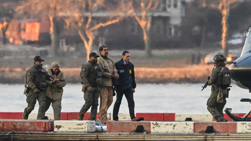 Nicolás Maduro y su esposa, Cilia Flores, llegan al helipuerto de Wall Street durante su traslado a la corte federal para su comparecencia ante el tribunal en Nueva York