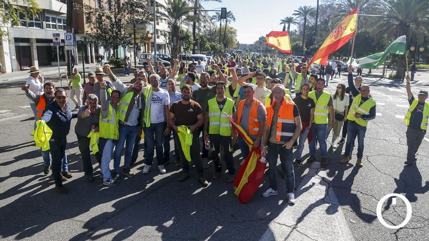 El campo cordobés eleva el tono de su protesta y afronta las primeras cargas policiales