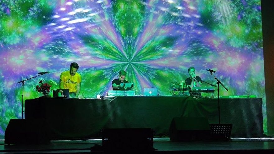 Pirámide, música electrónica y folklore del Bajo Guadalquivir (y con mensaje): "¿Te imaginas celebrar una boda en Auschwitz?"