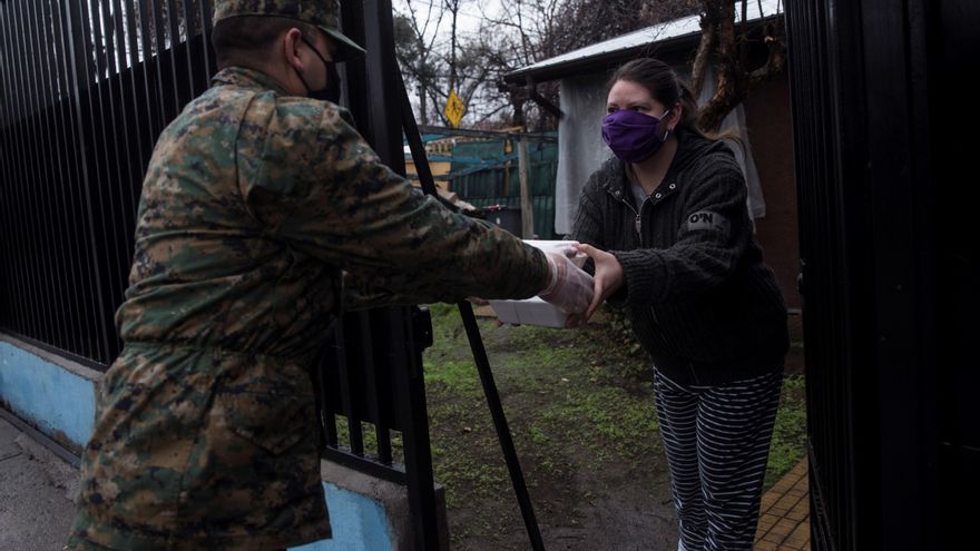 El Ejército de Chile cocina y reparte raciones solidarias en Santiago