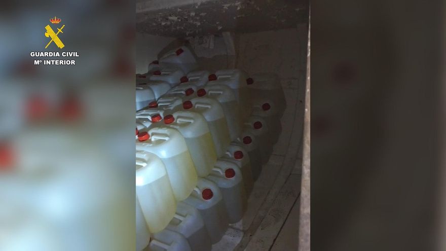 Garrafas llenas en una de las cinco guarderías de combustible que tenía la organización.