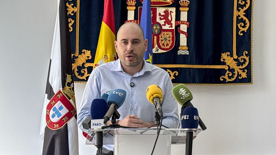 El delegado del Gobierno en Ceuta, Miguel Ángel Pérez Triano, durante la rueda de prensa ofrecida este lunes. EFE/ Laura Rincón