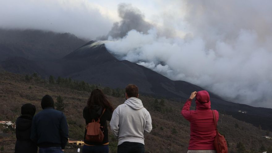 La lava sigue destruyendo a paso lento zonas agrícolas y viviendas en La Palma