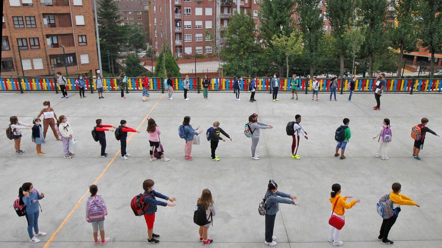 Llegada de los primeros alumnos de un colegio en el primer día del curso escolar. EFE/ Alberto Morante/Archivo