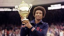 Arthur Ashe después de ganar Wimbledon en 1975