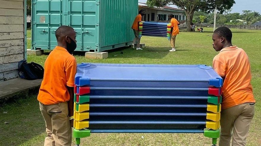 El mobiliario del Felipe II llega a Guinea