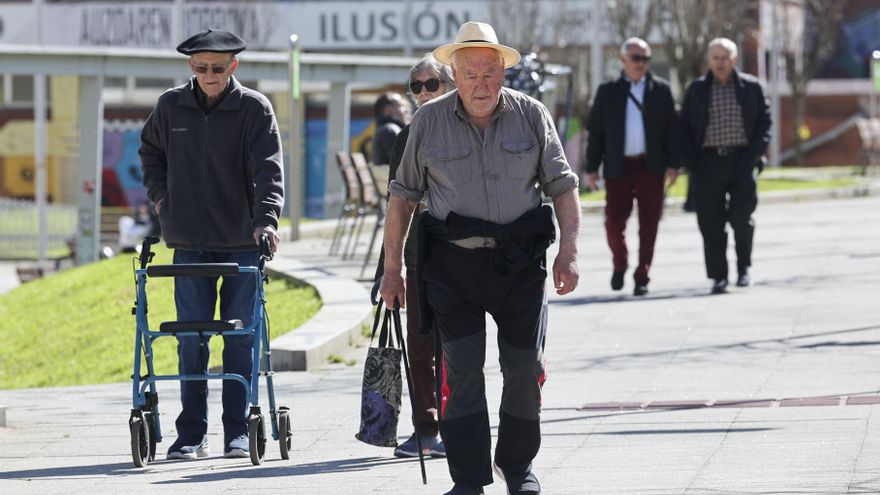 Las pensiones dejan casi 2.500 millones al mes en Cataluña o 2.000 en Andalucía y Madrid