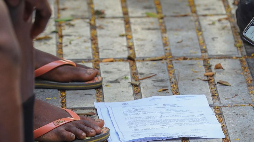 Los retrasos en la documentación dejan a un paso del desamparo a miles de jóvenes migrantes en Canarias