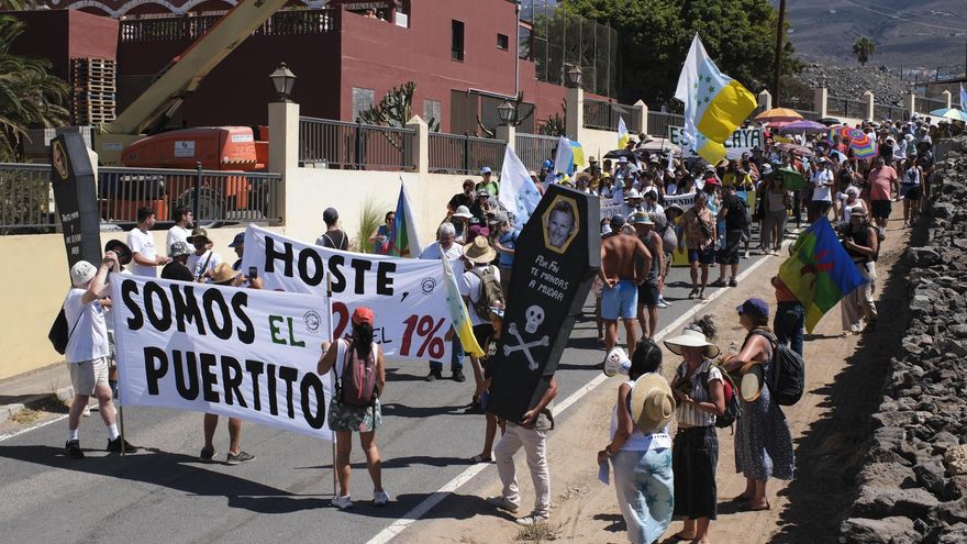 Unas 200 personas piden la paralización de las obras del polémico proyecto Cuna del Alma, en el Puertito de Adeje