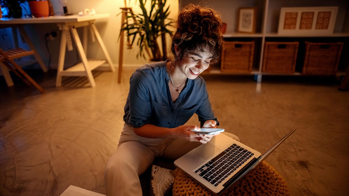 Una persona usando un teléfono inteligente