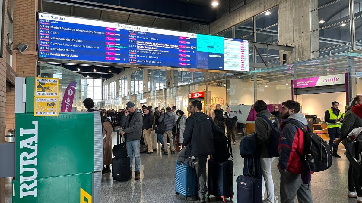 Interior de la estación Julio Anguita de Córdoba este lunes