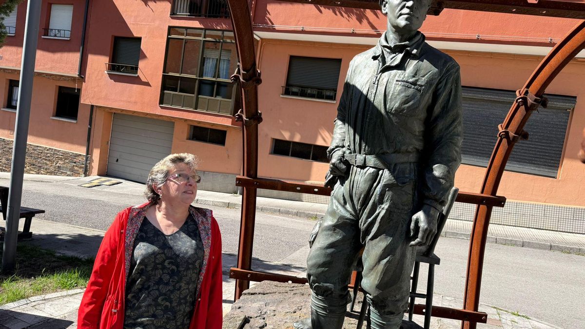 Eliazar Menéndez, junto a la estatua homenaje a los mineros en Zarréu.