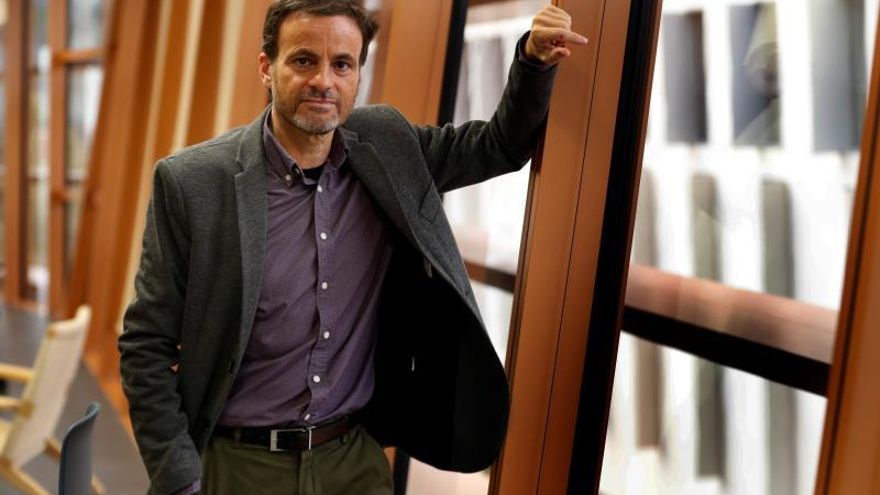 El líder de En Comú Podem, Jaume Asens, posa este viernes durante una entrevista con Efe.