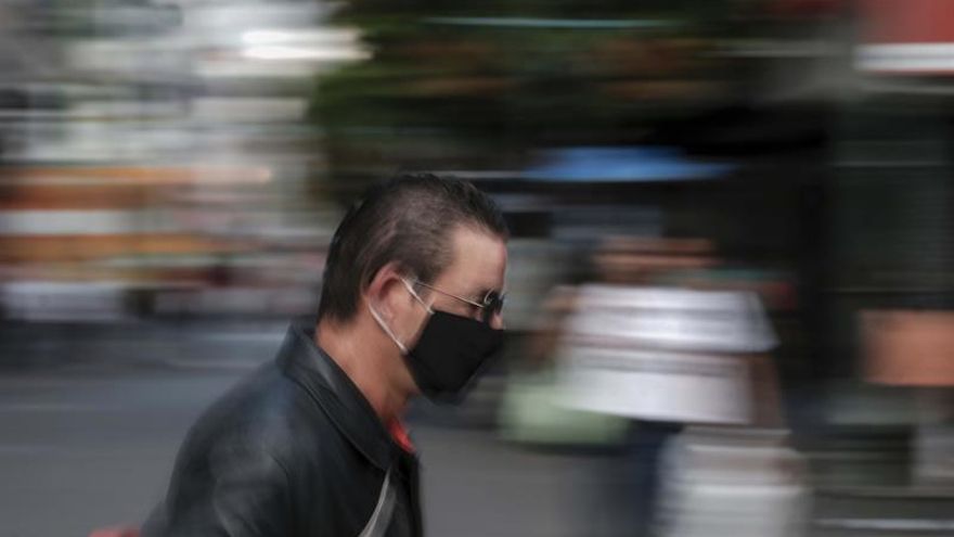 Varias personas son vistas caminando con sus mascarillas por las calles de San José, Costa Rica.